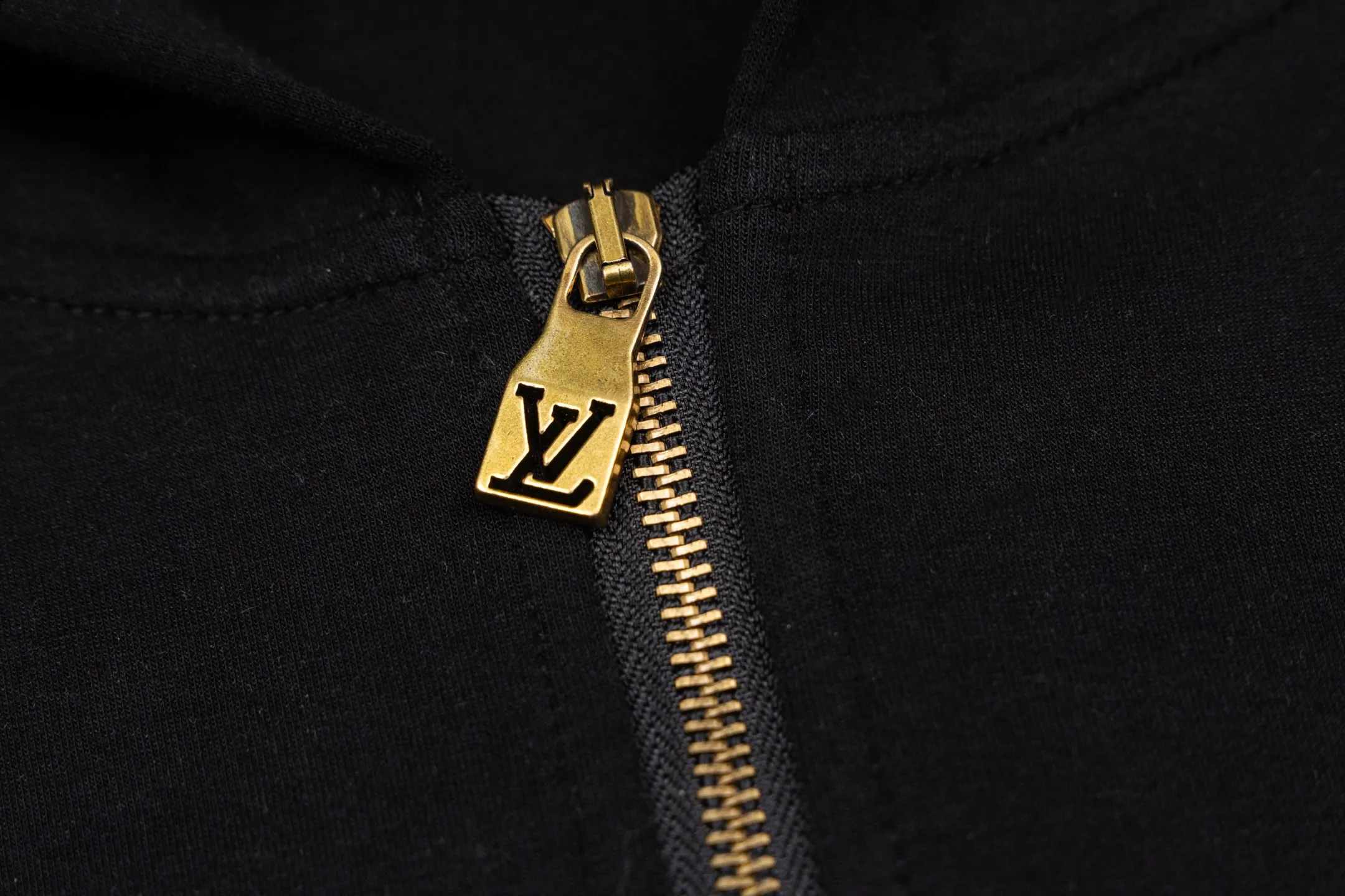 🅿️480 1v Logo Embroidered Pearl Pendant Hooded Jacket (Black) Original purchase and development of 12,000 yuan. The fabric is made of 36S 400g double yarn double-sided fabric, with 32S 320g double yarn thread. The double yarn double-sided fabric has high quality and delicate feel. This fabric is usually made by winding two yarns, which adds drape and texture to the fabric. It has good breathability and moisture absorption, can effectively wick away sweat, and keep the body dry and comfortable. Marque L Uuitton deposee embroidery on the chest, simple letter pattern embellishment on the chest, and the letter size spacing effect is consistent. Using linen embroidery thread combined with encrypted processing, the embroidery body has a subtle matte visual texture; the embroidery effect is three-dimensional and full. The smaller the embroidery, the more sophisticated and demanding it is. The embroidery thread is made of imported material, which is more flexible and glossy than ordinary embroidery thread; the stitches are clear and smooth, and have a three-dimensional texture effect. The end of the drawstring is embellished with beads, and the zipper front is decorated with beaded Monogram flowers. The entire line has exclusive original developed pearl series accessories, and customized imported pearls of the same size are paired with new lettering metal compositions. String the pearls together according to a certain order and rules, choose high-quality pearls, the beading craftsmanship is fine, the material is safe and harmless, and the pearl beads add highlights. Size:S-M-L-XL
